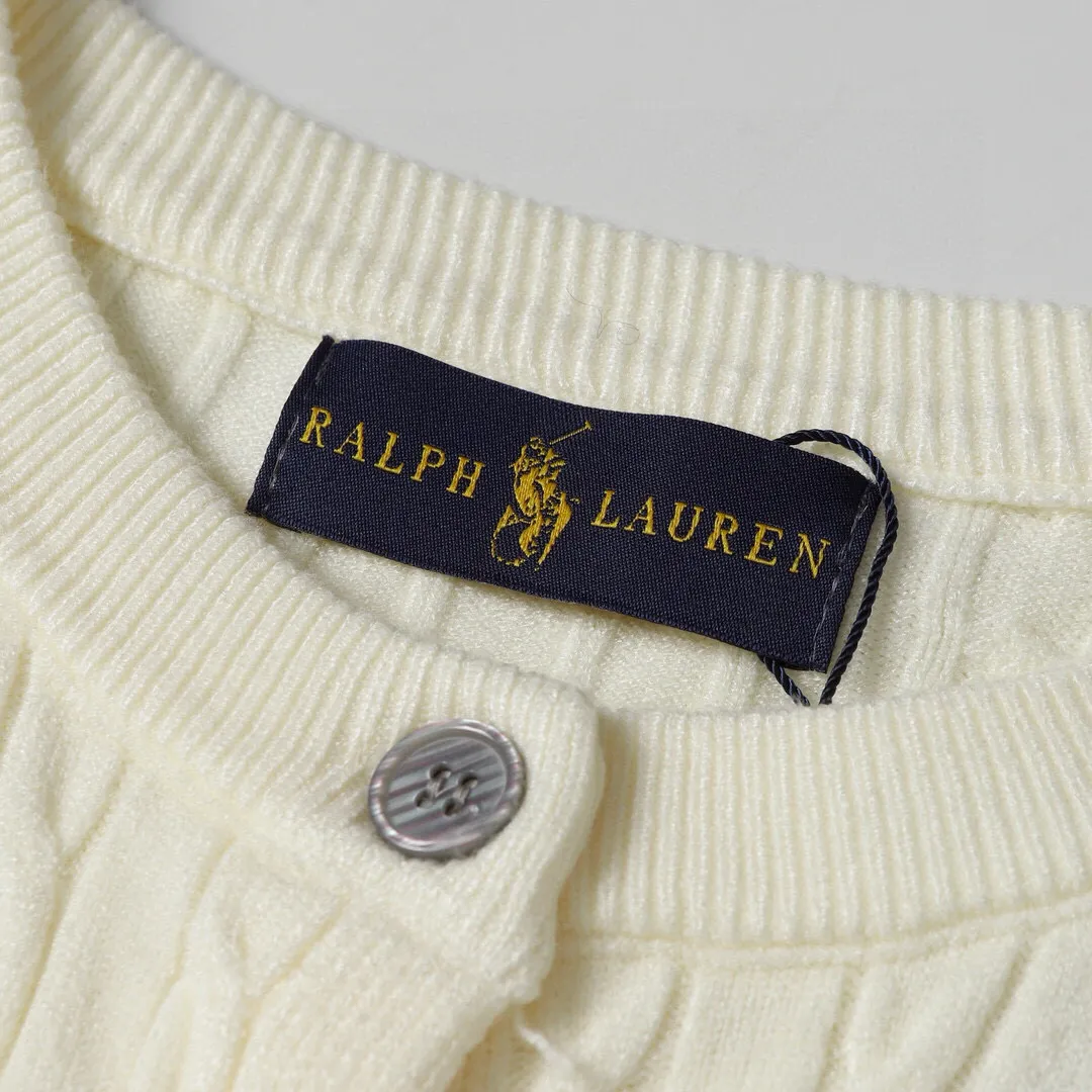 P166 Style No.: 602 -Ralph Lauren RL cardigan with classic war horse logo embroidery on the chest, long-sleeved sweater sweater jacket -The item is made of custom-dyed and custom-spun yarn, purchased from the original version. A full set of customized accessories. Details determine success or failure. Heavy new autumn and winter style. The weight of the item is as high as 800 grams. It is soft and delicate and does not tie the body. The upper body effect is very nice. Loose fit. Women's style. -Color: black, off-white, milk tea, light gray, dark gray. Navy blue red khaki red - Size: S / M / L S size 80-100 catties M size 100-120 catties Large size 120-135 catties